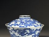 deux vases bleus et blancs posés l'un à côté de l'autre sur une table