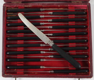 un couteau dans une boîte rouge contenant de nombreux couteaux