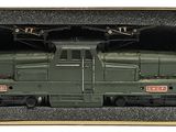 une boîte contenant un petit train qui se trouve à l'intérieur