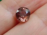 un gros plan d'une personne tenant un diamant rose dans la main