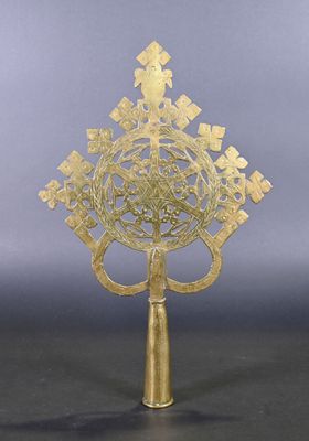 Arbre de vie en laiton posé sur un socle, sur un fond noir