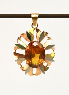 une photo d'un pendentif en or orné d'une citrine taillée
