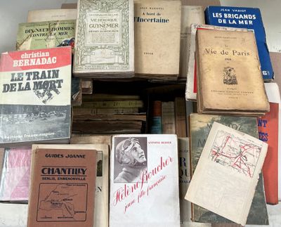 plusieurs livres sont empilés sur une table