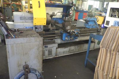 une machine qui se trouve dans une pièce où il y a beaucoup de bois