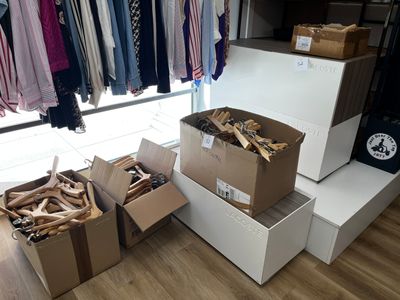 de nombreuses boîtes de vêtements exposées dans un magasin de vêtements