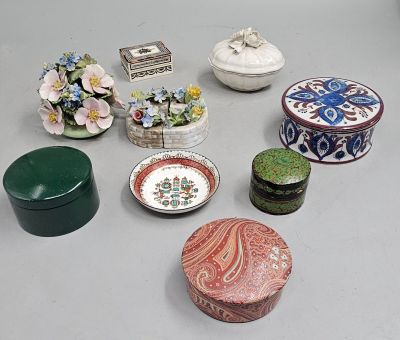 de nombreux types de boîtes et de récipients décoratifs posés sur la table