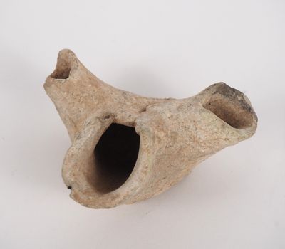 Lampe de tradition punique à trois becs pincés. Afrique roma… - Photo 1