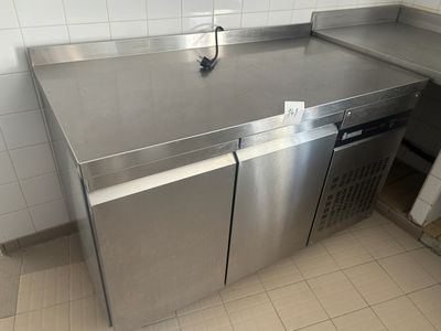 un comptoir en acier inoxydable dans une cuisine commerciale