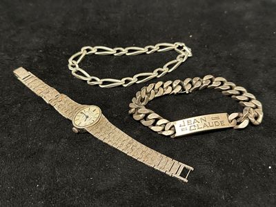 Deux bijoux sont posés sur une surface noire.