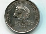 une image représentant une pièce de monnaie sur laquelle figure une tête de cheval