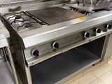 une grande plaque de cuisson en acier inoxydable dans une cuisine professionnelle
