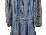 une photo d'une robe bleue sur un cintre