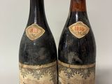 deux bouteilles de vin posées l'une à côté de l'autre sur une table