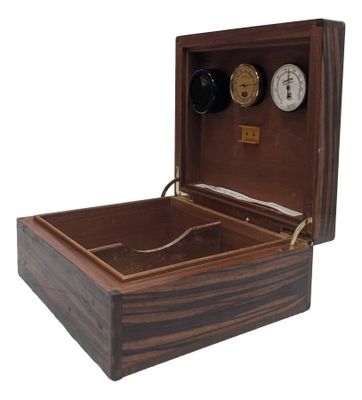 une image représentant une boîte en bois contenant une horloge