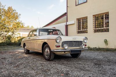 une voiture blanche garée devant un bâtiment