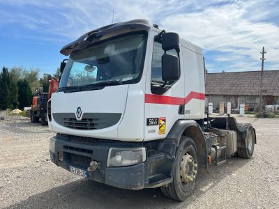 une photo d'un camion garé sur un parking