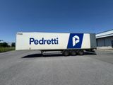 un camion semi-remorque garé dans un parking