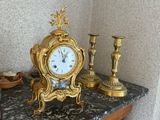 une horloge en or posée sur une table en marbre