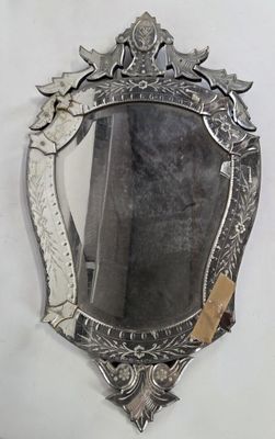 un miroir accroché au mur de la pièce