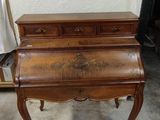 un petit piano qui se trouve dans une pièce