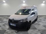 la camionnette blanche est garée sur un sol en damier dans le garage