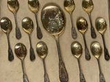 un lot de cuillères et de cuillères à soupe dans une boîte