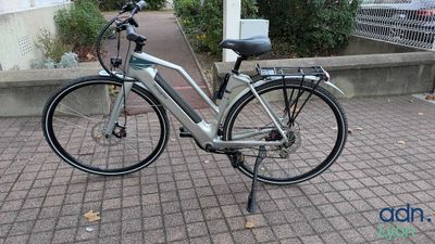 un vélo garé sur le trottoir devant un immeuble