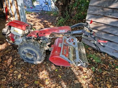 un petit tracteur rouge posé par terre