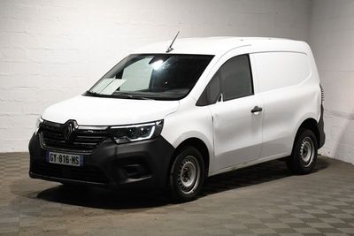 la photo d'une camionnette blanche garée dans un garage