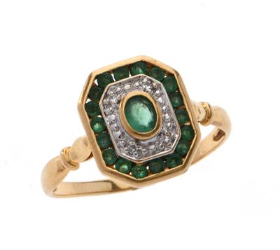 une bague ancienne sertie d'une émeraude et de diamants