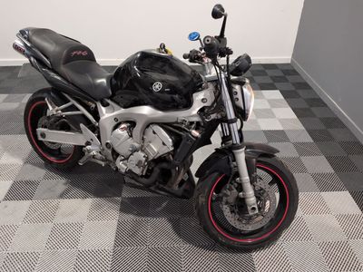 une moto garée sur un sol en damier