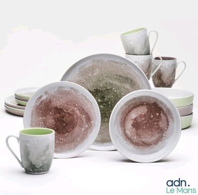 beaucoup d'assiettes et de tasses posées sur une table
