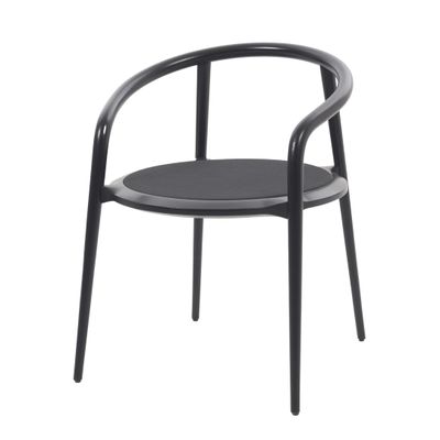 une chaise en plastique noire avec une assise noire et des pieds noirs