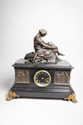 une statue de femme assise au sommet d'une horloge