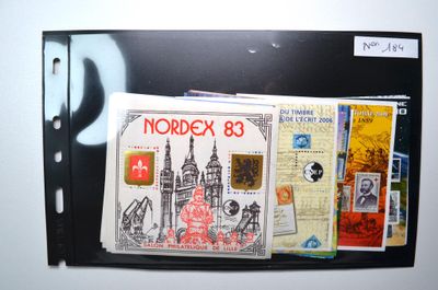 la photo d'une photo d'un livre accroché au mur