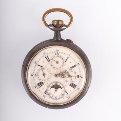 une vieille montre de poche accrochée au mur