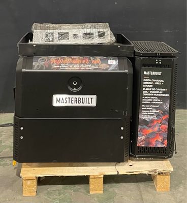 une grande machine noire posée sur une palette