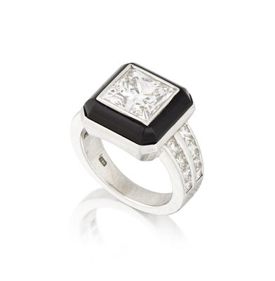 une bague en diamant et onyxine, signée Van Cleef