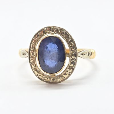 l'image d'une bague en or contenant une pierre bleue