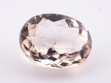 gros plan d'un diamant blanc sur une surface blanche
