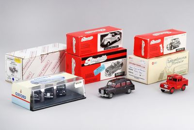 beaucoup de petites voitures et de boîtes sur la table