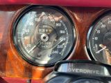 deux jauges sur le tableau de bord d'une voiture rouge