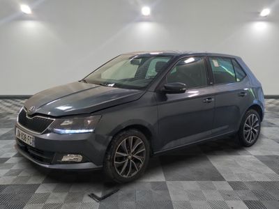 une voiture grise garée sur le sol en damier d'un garage