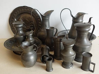 de nombreux objets en pewter de toutes sortes posés sur une table