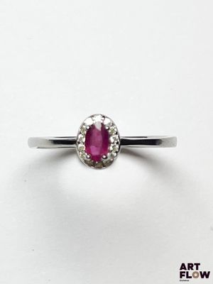 un gros plan d'une bague sertie d'un rubis