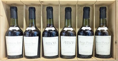 six bouteilles de vin rouge dans un coffret en bois posé sur une étagère