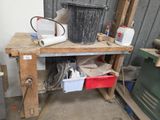 une poubelle posée sur un établi dans un garage