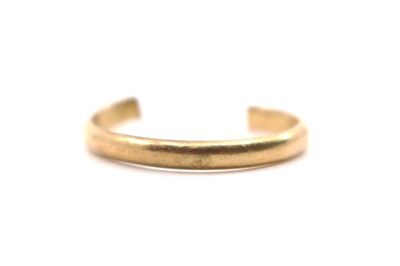 bague plaquée or avec un fin anneau sur fond blanc