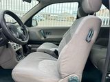 une voiture équipée d'un siège à l'arrière