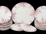 un grand nombre d'assiettes posées sur une table